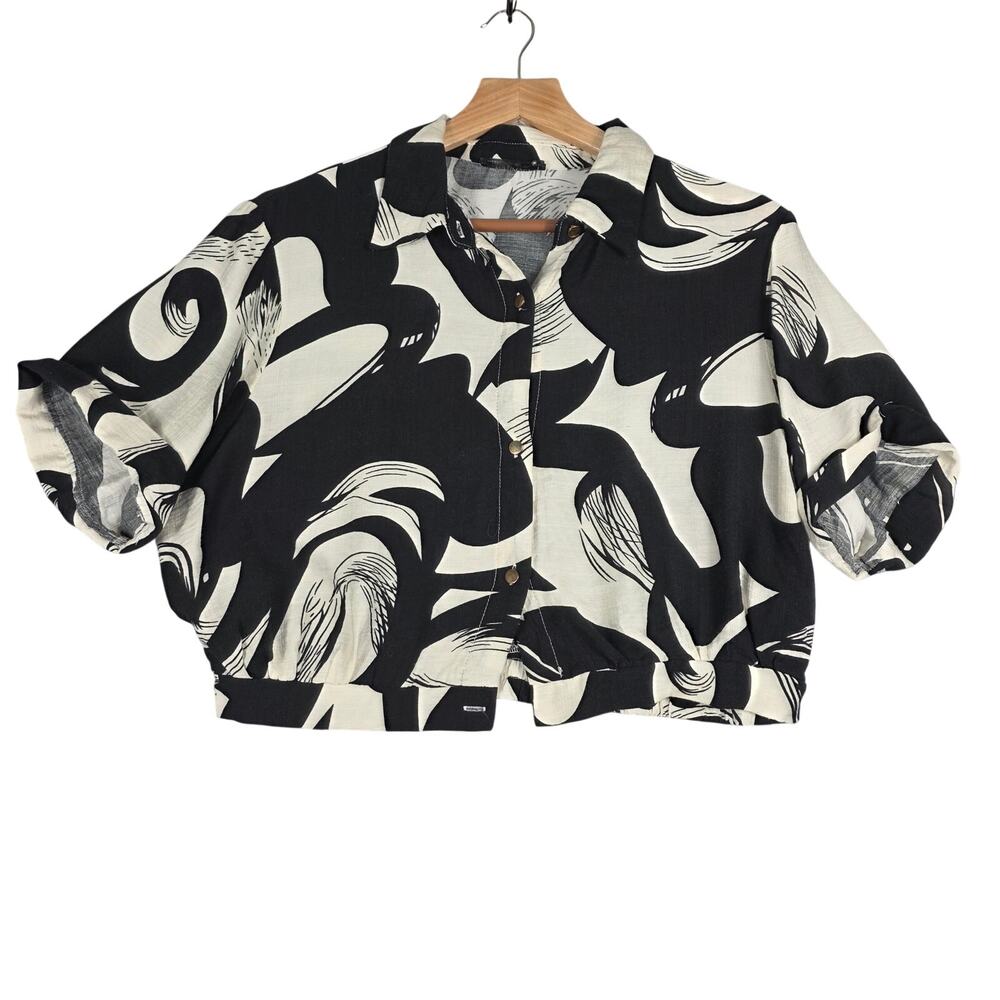 Lulumari Abstract Cropped Button Up Blouse